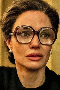 Maria [Angelina Jolie]